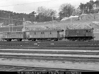 sv0330-19  V3 28 i Uddevalla 6 april 1977 : Bildbeställning, Platser, SJ diesellok, Sv lok, Sv tjänstevagnar, Svenska tåg, Sverige, Uddevalla, V3, Webbalbum