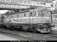 sv0412-30  Rc2 1027 i Alvesta 9 aug 1977 : Alvesta, Bildbeställning, Platser, Rc2, SJ ellok, Sv lok, Svenska tåg, Sverige, Webbalbum