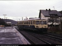 028-11684  515 136 i Zollhaus längs KBS548 8 april 1982 : 515, Bildbeställning, KBS548 Limburg--Bad Schwalbach--Wiesbaden Hbf, Tyska järnvägar, Tyska motorvagnar, Webbalbum